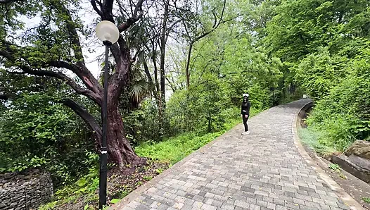 Yeşil gözlü hırsız bana lezzetli bir sakso çekti ve boşaldı.