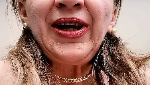 Büyük memeli nine amıyla oynuyor ve zevkle yüksek sesle inliyor