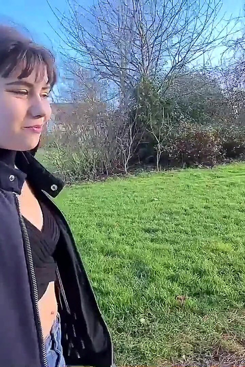 Clara, o tânără obraznică care este un pic timidă, dar adoră sexul