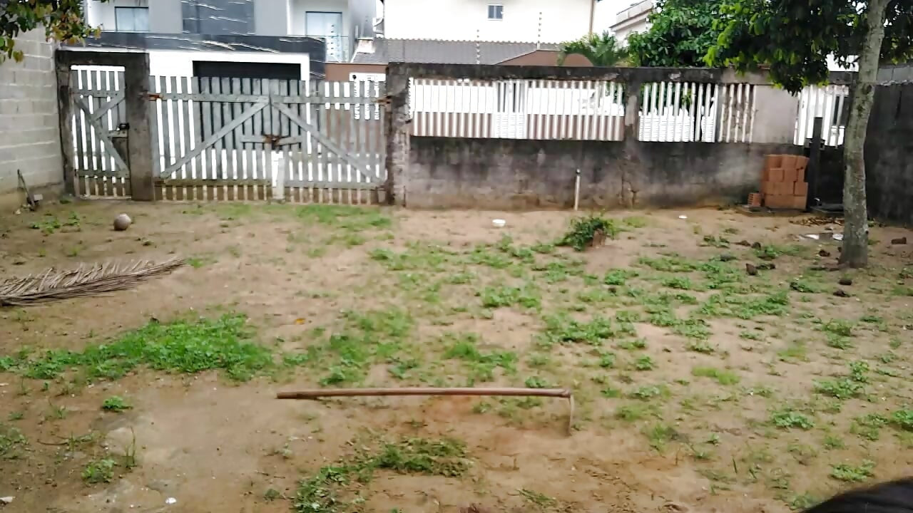 A feleség bugyi nélkül sétál az utcán