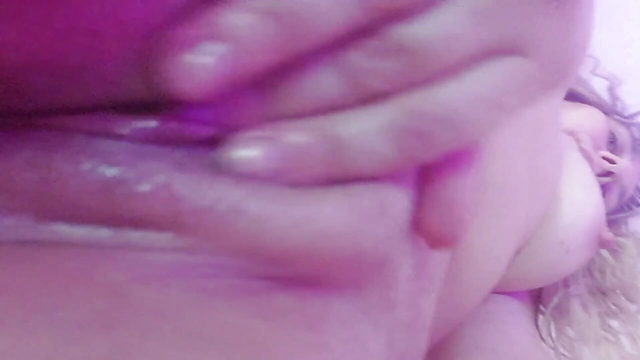 Ela estava brincando com sua buceta e vibrador