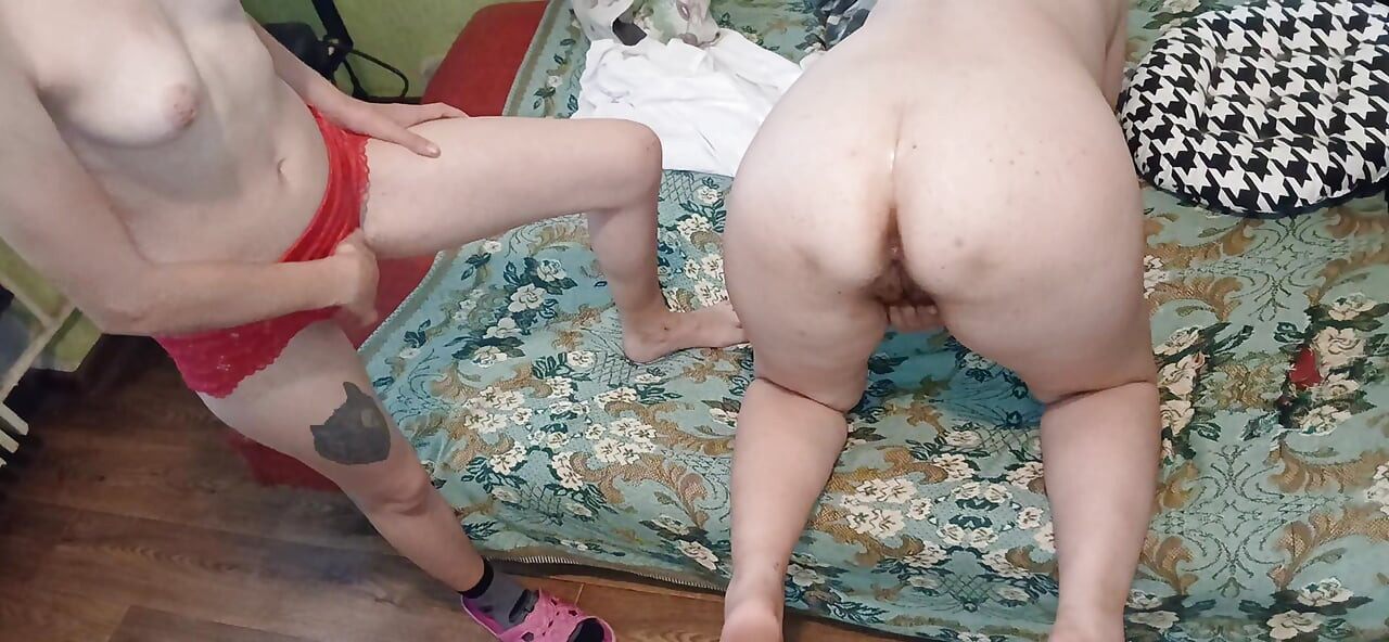 Ich habe meine MILf-nachbarin beim leidenschaftlich masturbieren erwischt und gesellte mich dazu