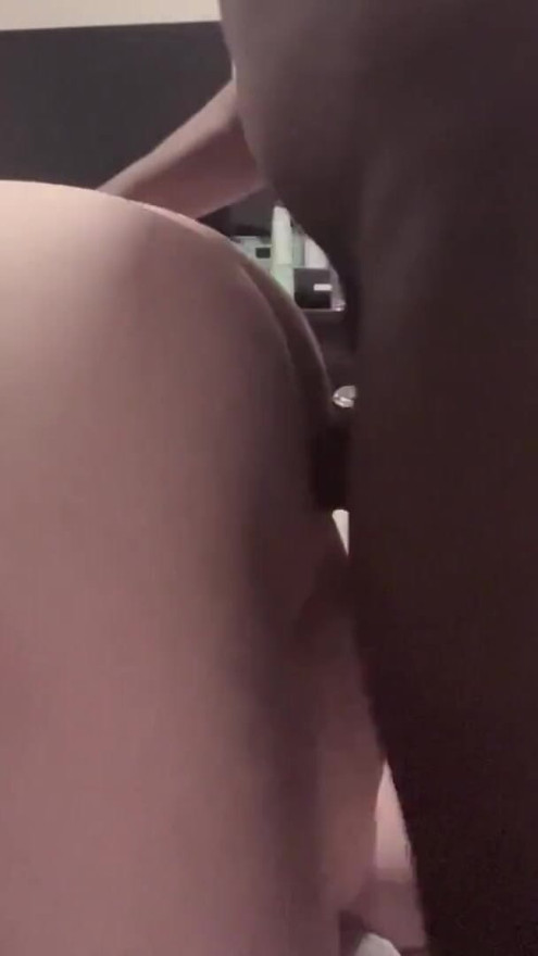 O curvă mare și frumoasă bam sora mea vitregă albă cu curul gros suge pula și are parte de pulă mare și neagră | Clip 2