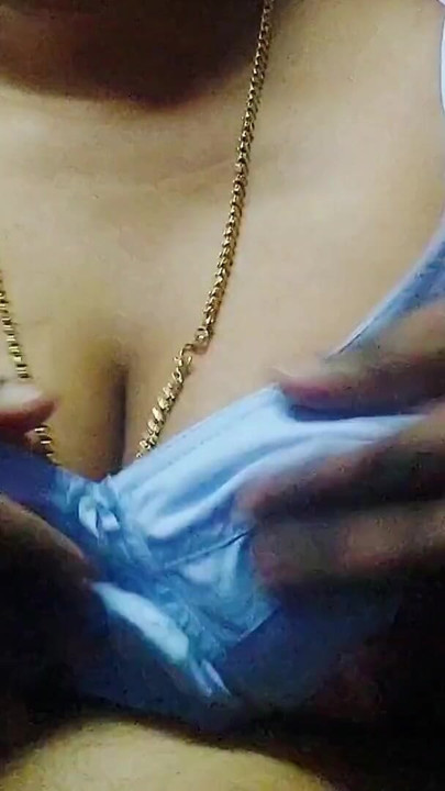 Büyük memeli azgın evli kadın kocasıyla seks yapıyor | Klip 1