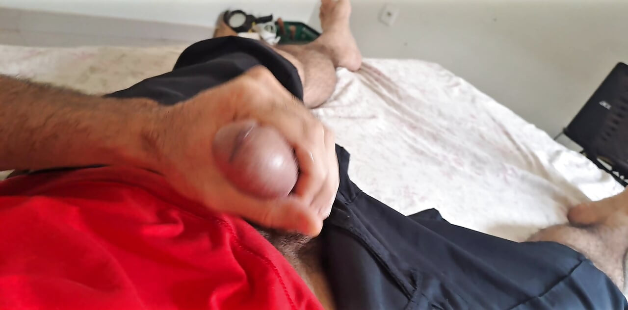 Ich, Pau Moreno, wurde gleich am Morgen geil und beschloss, mich zu befriedigen, während ich an eine Schlampe dachte!