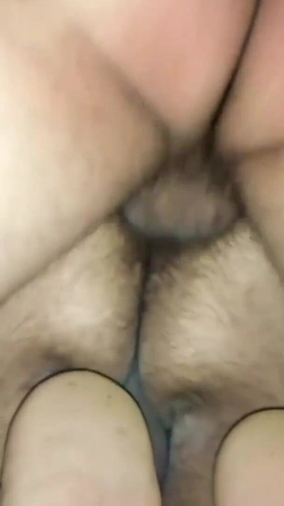 Medvjed s velikom guzicom tvrd bez kondoma i napunjen spermom od debeljuškastog dečka | Isječak 1