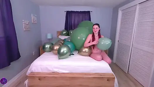 Doxy лопает ее воздушный шарик Cherry
