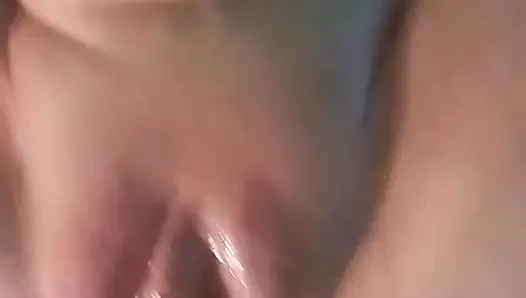 İki büyük dildo alıyor