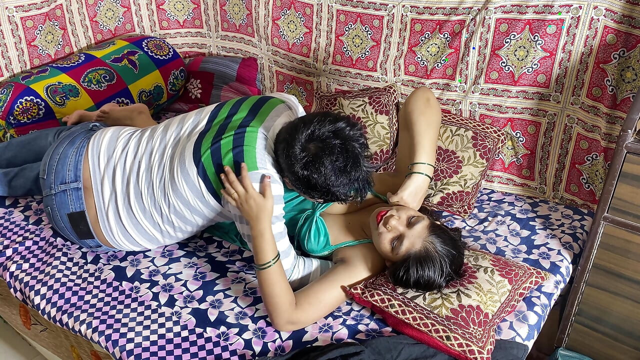 Bhabhi India yang cantik dalam pakaian malam menjadi miang untuk seks