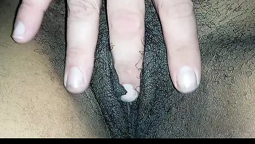 Худенькая чернокожая тинка заходит внутрь в видео от первого лица