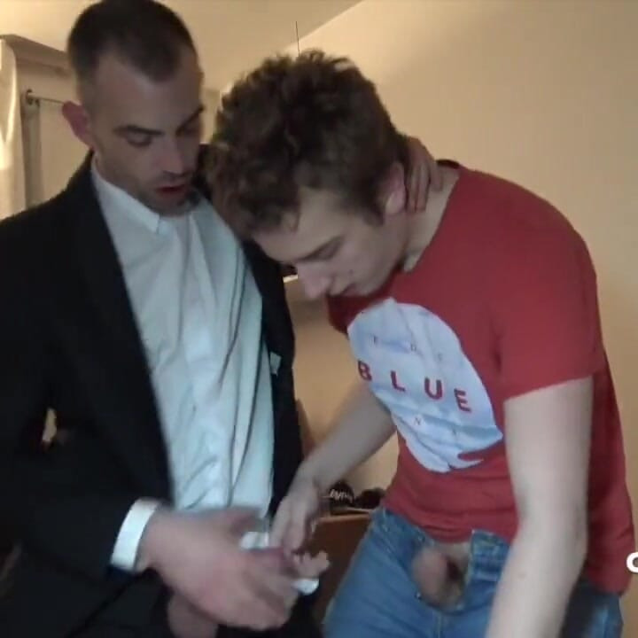 Twink 21 yaşındaki heteroseksüel işçi tarafından sikiliyor