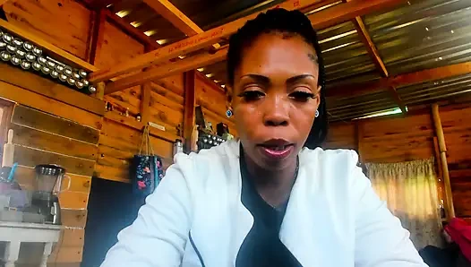 Büyük götlü rol yapma yöneticisi potansiyel çalışana röportaj veriyor ve pozisyon almak için geri sayımda onu sıvazlıyor ve boşaltıyor!