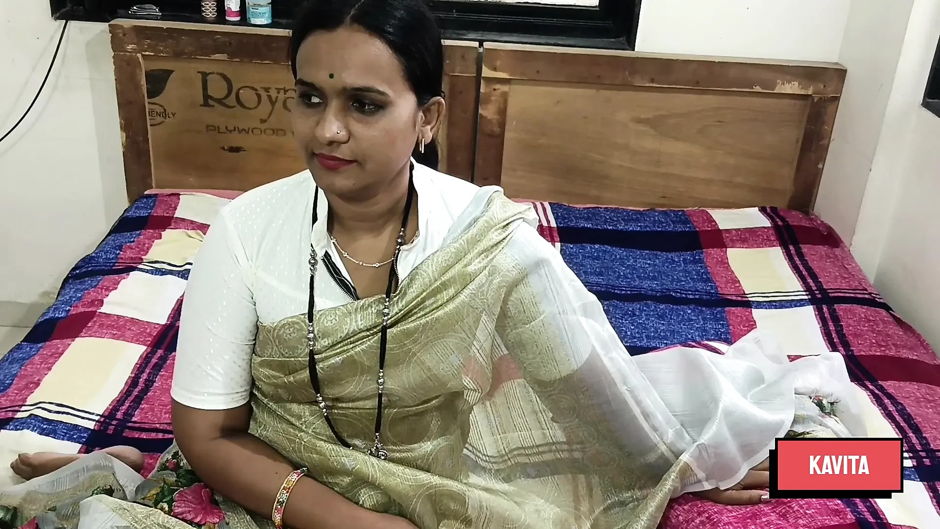 Couple desi indien, excité, gros plan, baise en sari, baisers torrides, pipe coquine, sexe amusant dans une tatie tamoule en sari