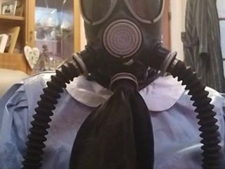 sissy hizmetçi içinde gaz maskesi