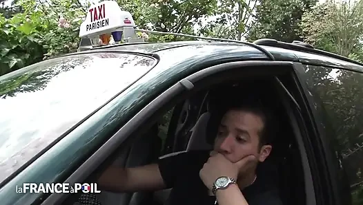 Kısa saçlı büyük memeli kadın taksi şoförünün stresi azaltmaya yardımcı oluyor
