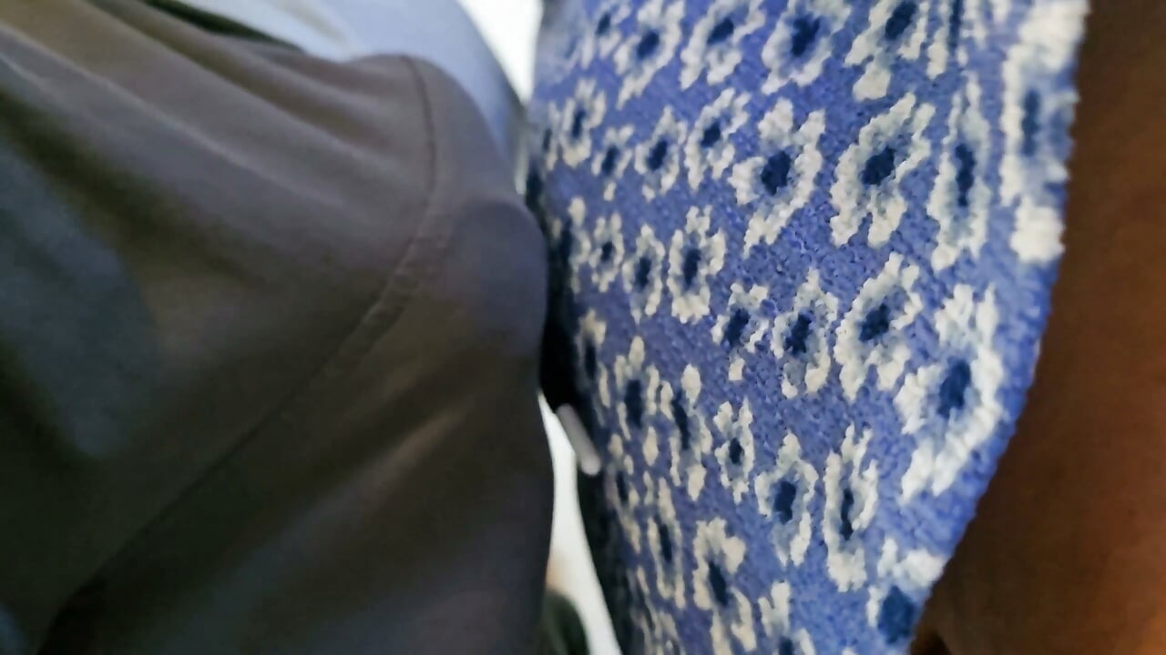 Vuile jongens glijden zijn lul onder haar jurk op de metro en komen hard klaar