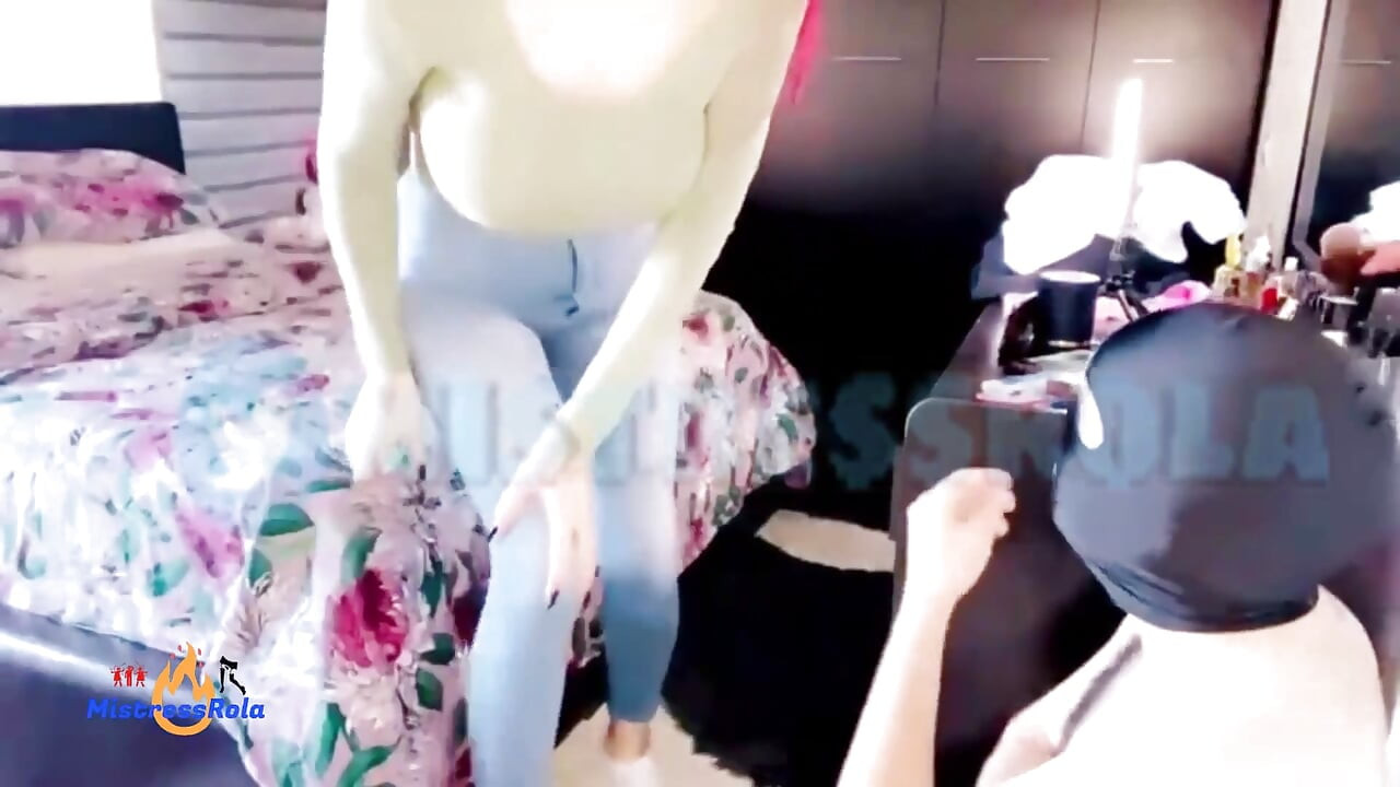 Buổi làm tình chân mới với thuốc lá quần jean