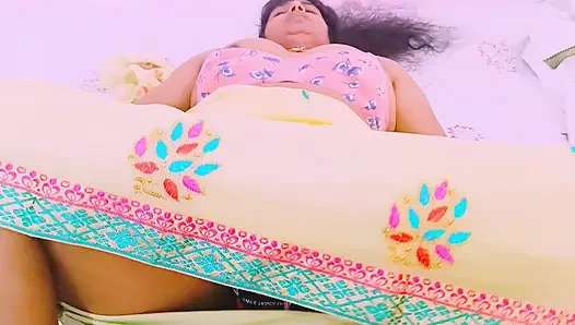 Köylü teyze kocasını kocasının babasını sikiyor. Telugu edepsizce konuşuyor.