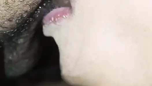 Sie lutschte seinen Penis, ohne ihn aus der Kehle zu nehmen und hielt nur auf, wenn er völlig weich war.