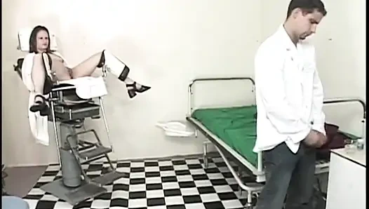 Dua perawat pria biseksual menjadi nakal dengan cewek muda di dokter