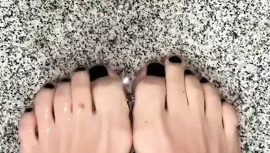 Kaki di dalam minyak tubuh