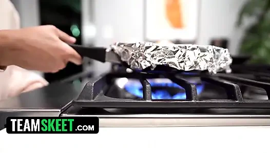 Camila cortez spielt in einer gespenstische slasher-parodie, die gefährlich sexy wird