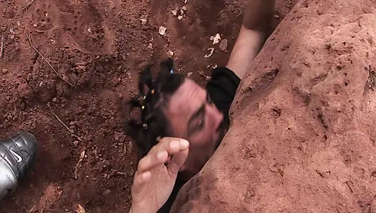 Vergrabene Schönheit im Sand: Wilder Outdoor-Fetischsex