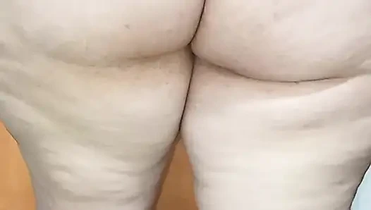 Прикладываю сливки к моей гигантской заднице