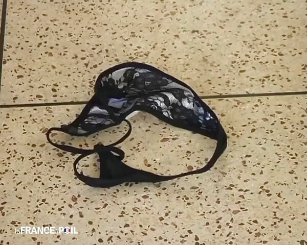 Marseille ki ek kutiya hamen sundar sodomi pradaan karti hai!
