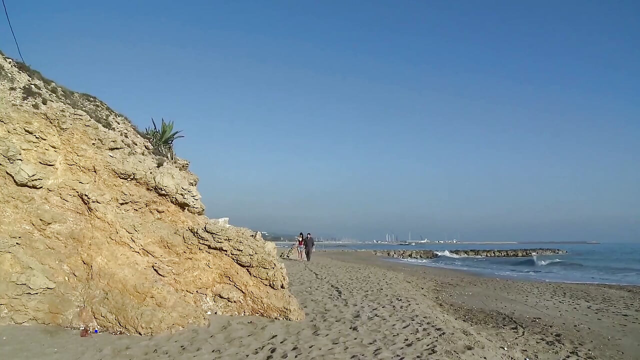 Nice walk on the beach ends in fuck