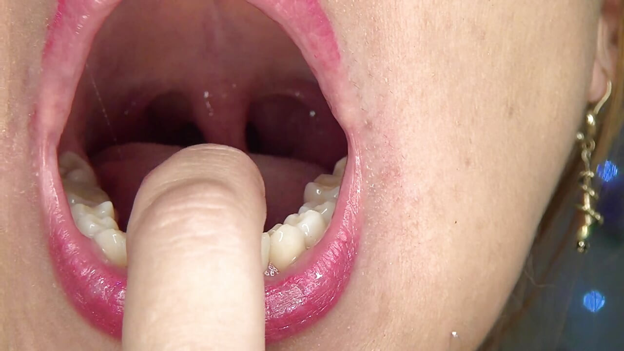Spelen Met Mijn Uvula, Tong En Mond Voor Een Spiegel