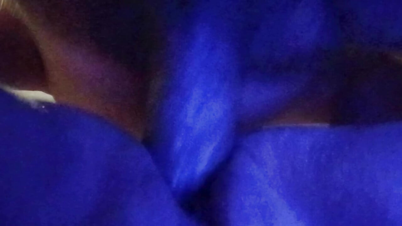 J’ai pris ma demi-sœur à quatre pattes dans mon lit.