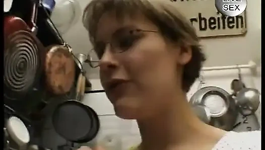 Грудастая брюнетка мастурбирует перед дрочкой и раком