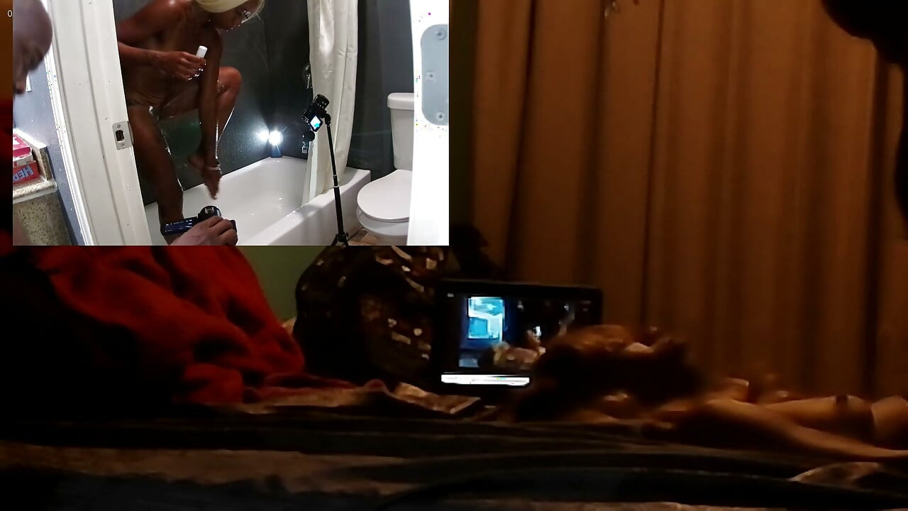 Aranyos Thot a hátán meztelen pózolás után