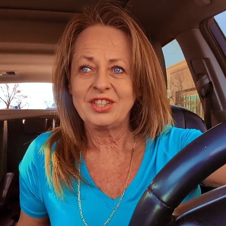 Малышка Linda ждет пикап с обочиной в Home Depot, пожалуйста, подыграйте