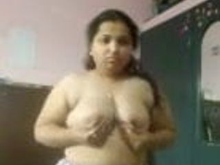 Mollige indische Ehefrau strippt