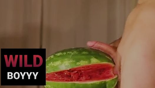 Wildboyyy - Fick und Abspritzen von Wassermelone
