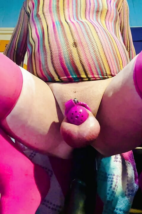 Crossdresser nảy lên và xuống một đồ chơi lớn