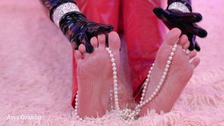 Retro pin -up bochtige meesteres op blote voeten voetfetisj parel plagen