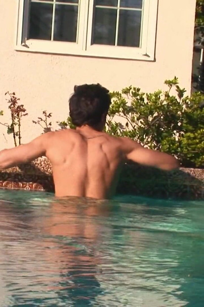 ゲイの白い男の子は、彼のタイトなお尻に大きな黒いコックを取ります