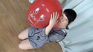 Pęknięcie czerwonego balonu - looner fetysz z Yvette Costeau
