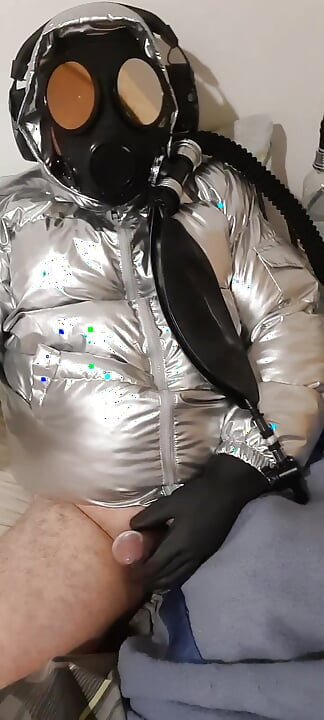 Gas masked rebreather bubbler fun.