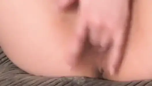 Saya masturbasi dengan jari-jari saya yang menghangatkan diri di depan vibrator