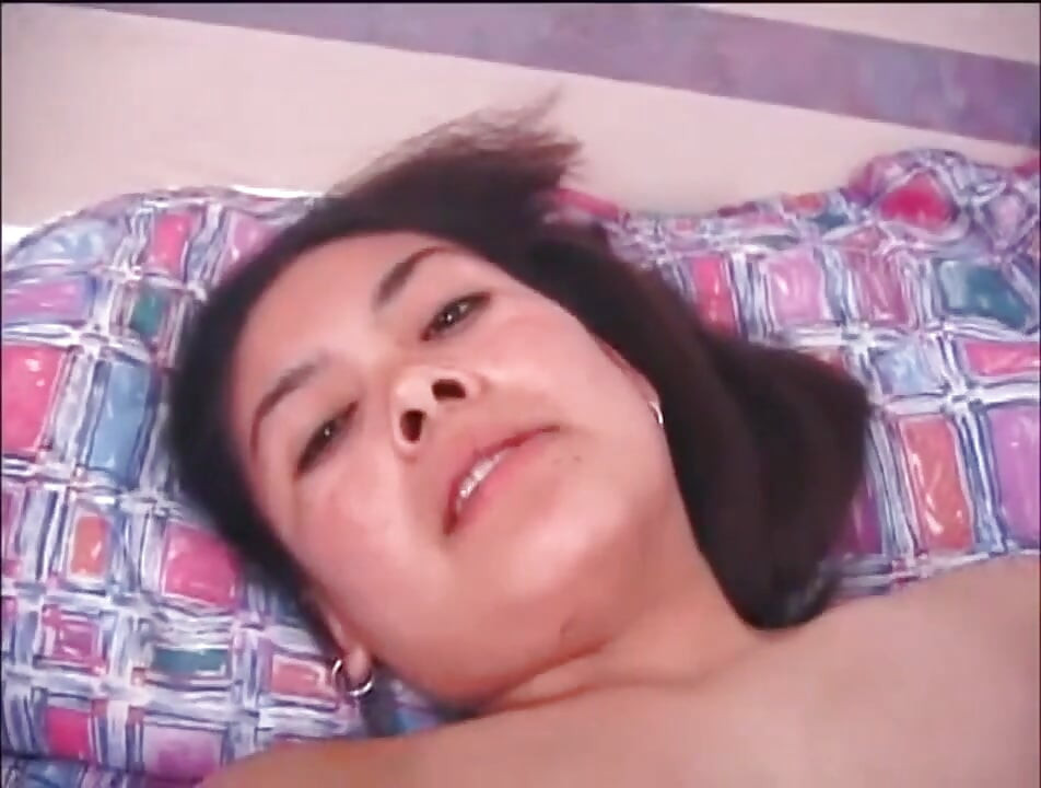 Aziatische harige tengere vrouw op de grote zwarte lul