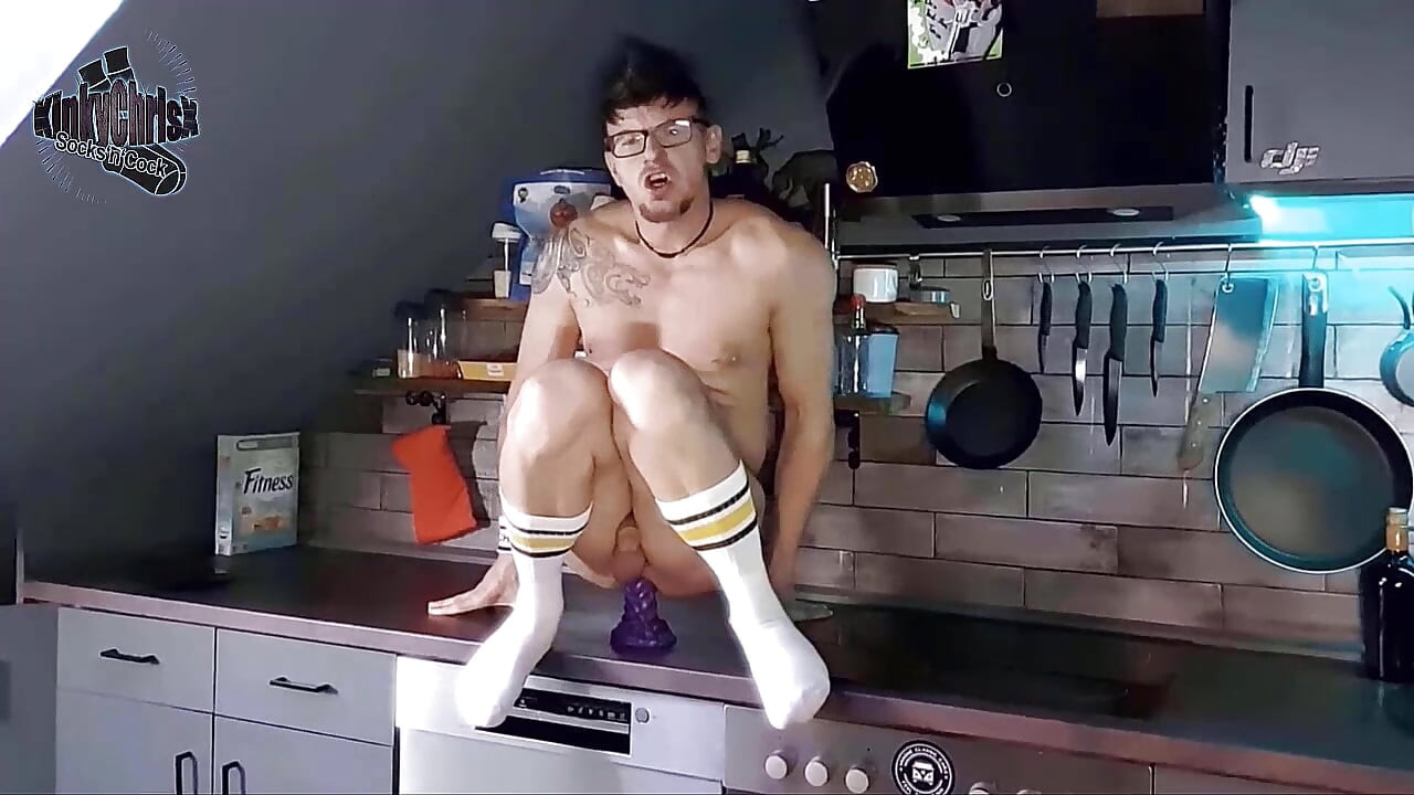 KinkyChrisx kichan men gore moje pahanakar apni byapassi khilauna daalti hai