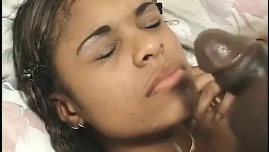 Dua pejantan hitam bergiliran saat mereka menyetubuhi cewek imut dengan keras di threesome