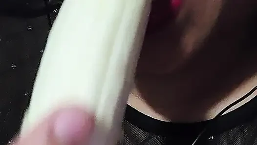 Cewek sange ini lagi asik jilat pisang sampai matanya menganga lebar
