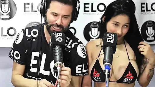 Wawancara bareng elo podcast berujung dengan banyaknya pertanyaan mesum yang bikin jenifer play sange berat