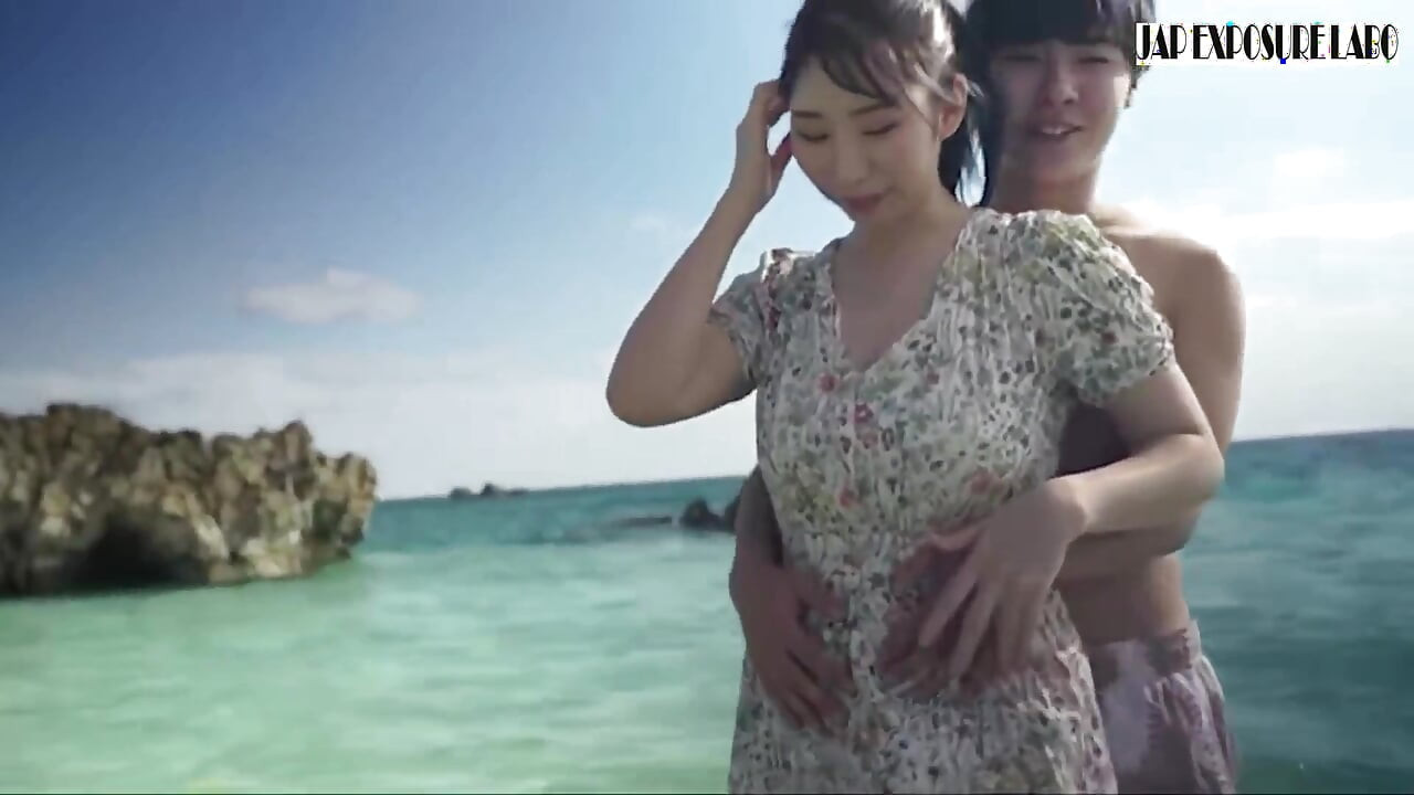 Gravure Idol Behind-the-scenes in Okinawa, a Daring off-camera Moment Captured Discreetly 1st