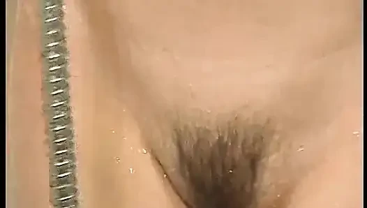 Echte amateurin zu hause: Alice, sexy blondine, strippt zu hause